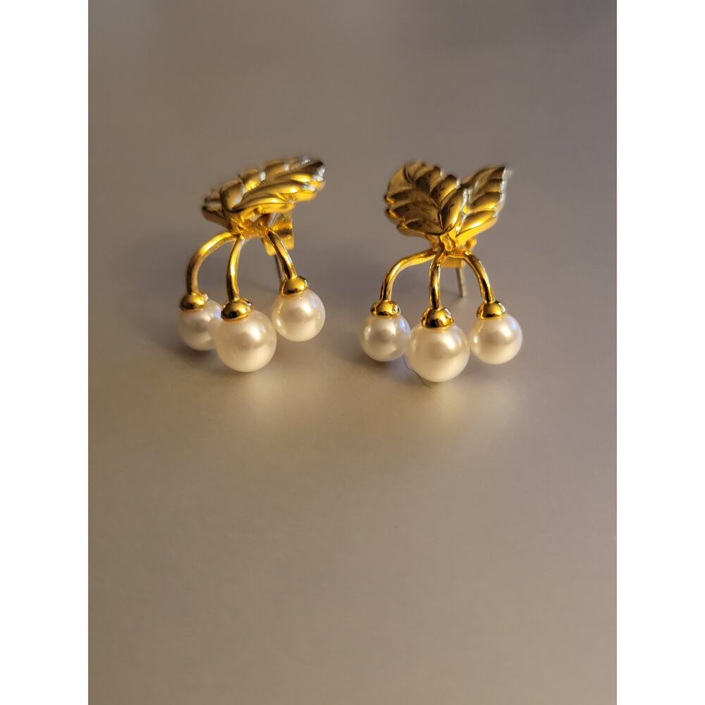 ELIZABETH TAYLOR SIMULATED PEARL EARRINGs